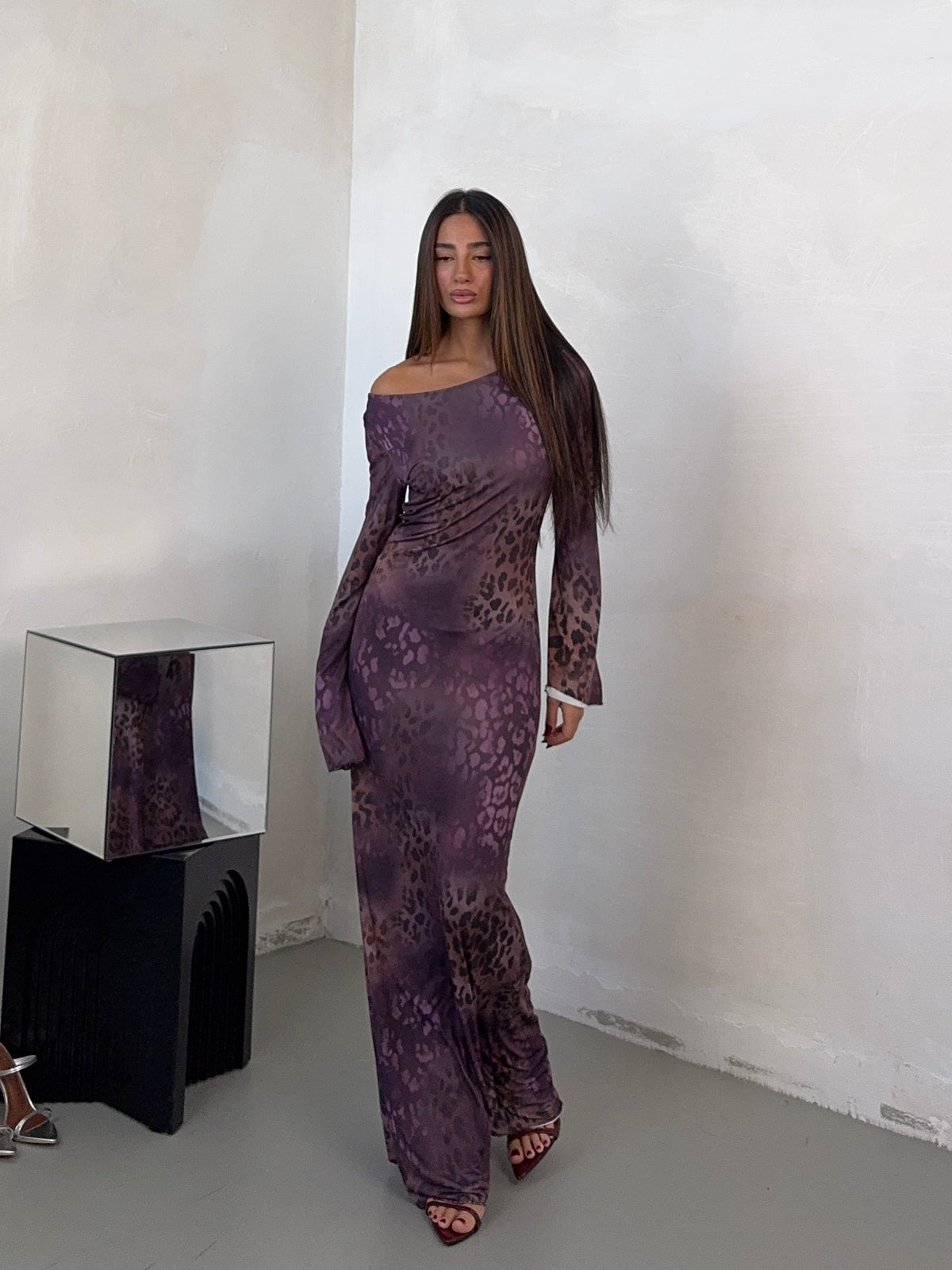 DRESS VIOLET MOVES